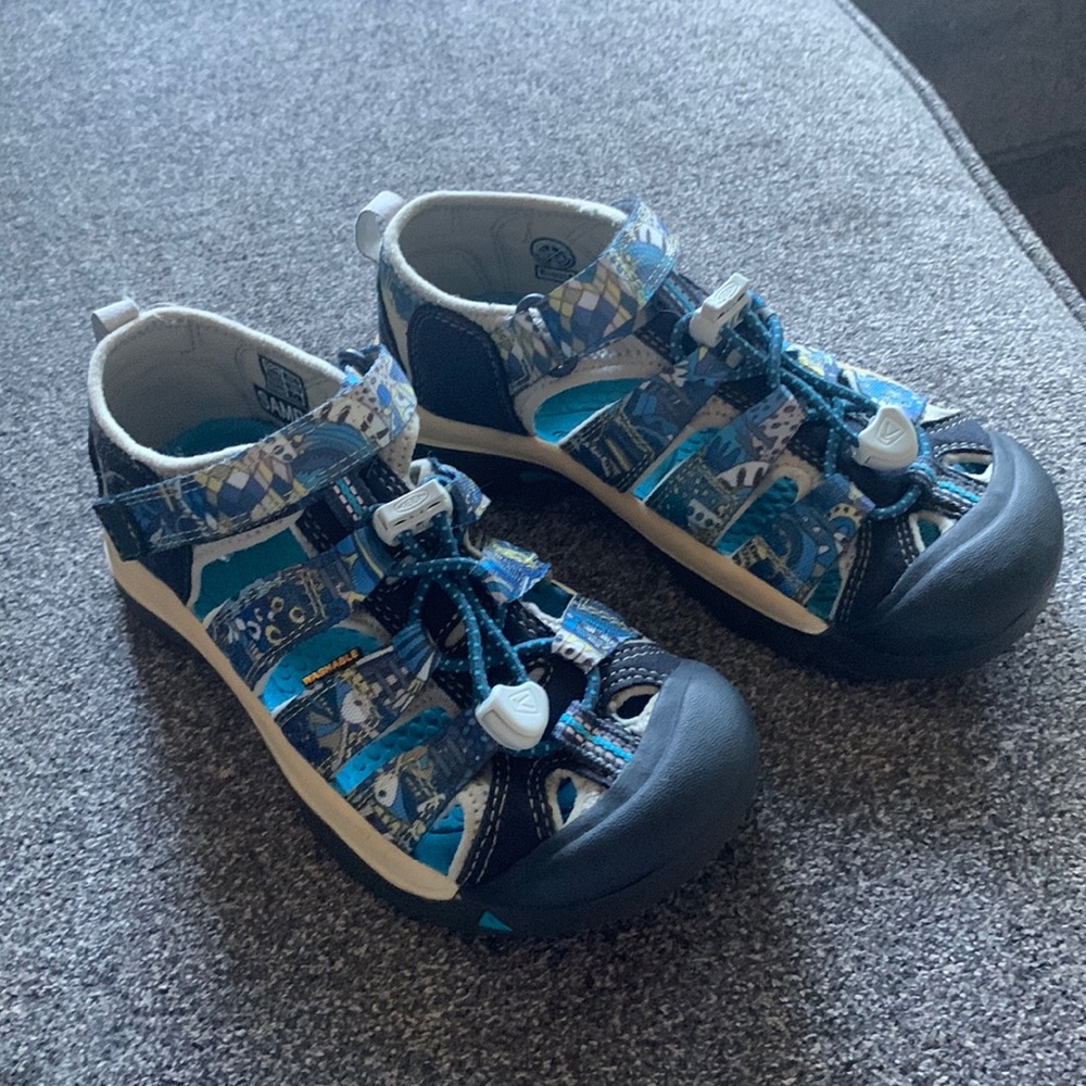 Keen youth size 1 Newports - like new worn a few times.
